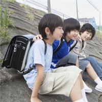 背着书包男生头像图片_WWW.WHOISQQ.COM
