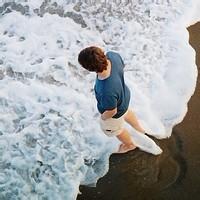 qq头像图片男生忧郁海边_WWW.WHOISQQ.COM