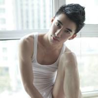 简约男生白色头像图片_WWW.WHOISQQ.COM