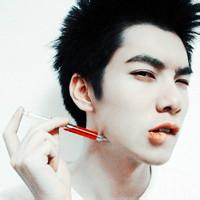 简约男生白色头像图片_WWW.WHOISQQ.COM