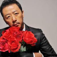男生头像图片拿玫瑰_WWW.WHOISQQ.COM