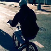 男生骑单车侧面头像图片_WWW.WHOISQQ.COM