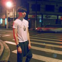 男生书包背影头像图片_WWW.WHOISQQ.COM
