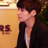 高冷欧美男生西装头像图片_WWW.WHOISQQ.COM