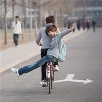 骑单车小男生头像图片_WWW.WHOISQQ.COM