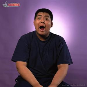张着嘴巴的男生头像图片_WWW.WHOISQQ.COM
