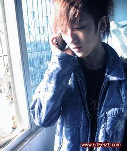 带耳钻的男生头像图片_WWW.WHOISQQ.COM