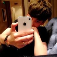 男生qq玩手机头像图片_WWW.WHOISQQ.COM