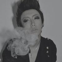 男生抽烟秃废头像图片_WWW.WHOISQQ.COM