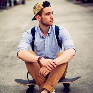 帅气滑板男生头像图片_WWW.WHOISQQ.COM