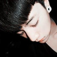 男生流血头像图片_WWW.WHOISQQ.COM