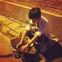 qq头像图片男生蹲着_WWW.WHOISQQ.COM