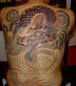 社会男生侧身纹身头像图片_WWW.WHOISQQ.COM