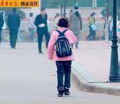 男生背影带书包头像图片_WWW.WHOISQQ.COM