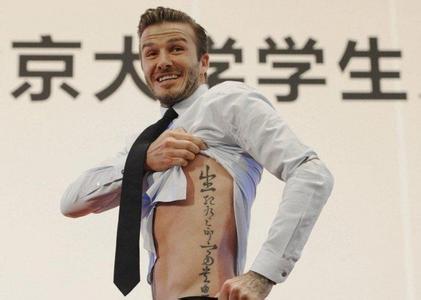 纹身男生抱孩子头像图片_WWW.WHOISQQ.COM
