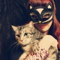 男生抱狗女生抱猫头像图片_WWW.WHOISQQ.COM