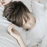 男生抱女生睡觉头像图片_WWW.WHOISQQ.COM