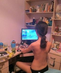 侧着身子的男生头像图片_WWW.WHOISQQ.COM