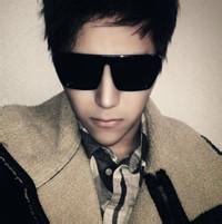 现实男生在车里头像图片_WWW.WHOISQQ.COM