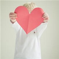 男生拿花遮脸头像图片_WWW.WHOISQQ.COM