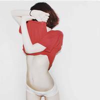 男生拿花遮脸头像图片_WWW.WHOISQQ.COM