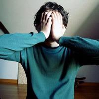 男生单手捂脸头像图片海边_WWW.WHOISQQ.COM