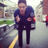 向我开枪手势男生头像图片_WWW.WHOISQQ.COM