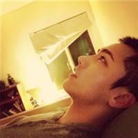 向我开枪手势男生头像图片_WWW.WHOISQQ.COM