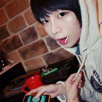 吃棒棒糖拽的男生头像图片_WWW.WHOISQQ.COM