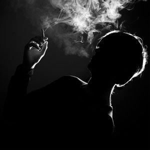 叼着香烟的男生头像图片_WWW.WHOISQQ.COM