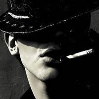 叼着香烟的男生头像图片_WWW.WHOISQQ.COM