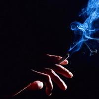 叼着香烟的男生头像图片_WWW.WHOISQQ.COM