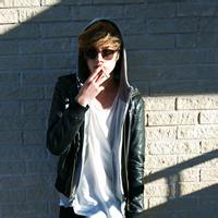 走在路上的男生头像图片吧_WWW.WHOISQQ.COM
