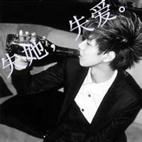 男生抱着的狮子头像图片_WWW.WHOISQQ.COM