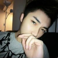 男生咧嘴逗人的头像图片_WWW.WHOISQQ.COM