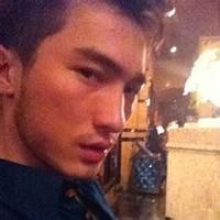 男生咧嘴逗人的头像图片_WWW.WHOISQQ.COM