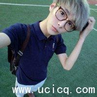 坐在地上的qq男生头像图片_WWW.WHOISQQ.COM