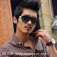 q版男生拿玫瑰头像图片_WWW.WHOISQQ.COM