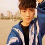 穿着红校服的男生头像图片_WWW.WHOISQQ.COM