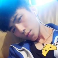 穿着红校服的男生头像图片_WWW.WHOISQQ.COM