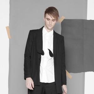 男生西装衣领头像图片_WWW.WHOISQQ.COM