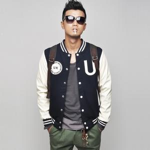 男生穿棒球衫头像图片_WWW.WHOISQQ.COM