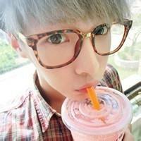 qq头像图片休闲青春男生_WWW.WHOISQQ.COM