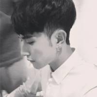 qq头像图片男生抽烟背影_WWW.WHOISQQ.COM