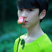 拿着花头像图片男生_WWW.WHOISQQ.COM