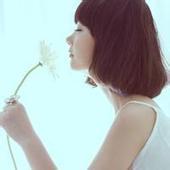 拿着花头像图片男生_WWW.WHOISQQ.COM