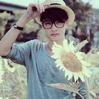 拿着花头像图片男生_WWW.WHOISQQ.COM