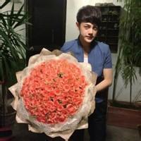 拿着花头像图片男生_WWW.WHOISQQ.COM