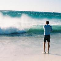 背景是大海的男生头像图片_WWW.WHOISQQ.COM