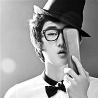 拿着寒梅的男生头像图片_WWW.WHOISQQ.COM